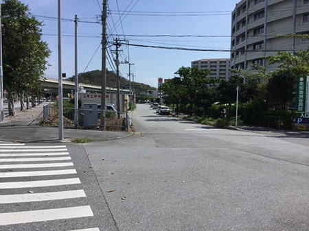 病院正面を右手に見ながらすこやか薬局外間店さんを通過